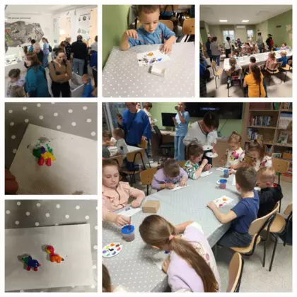 Mozaika sześciu zdjęć głównie z zajęć plastycznych, czyli malowania małych figurek dinozaurów.