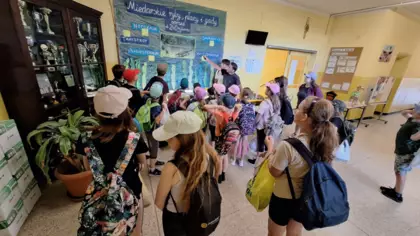 Profesor Tomasz Sulej pokazuje zebranym przed wystawą skamieniałości kopalnych zwierząt.