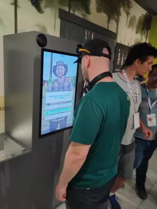 Paleontolog rozwiązuje quiz na ekranie dotykowym.