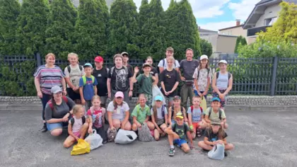 Grupowe zdjęcie uczestników wyprawy na wykopaliska.