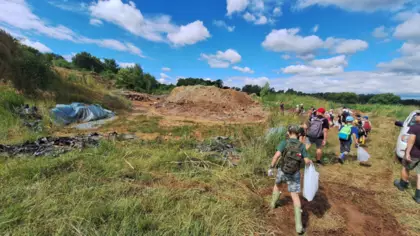 Dzieci i młodzież doszli na miejsce wykopalisk.