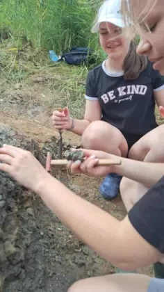 Dziewczyny przeszukują każdą grudkę ziemi.