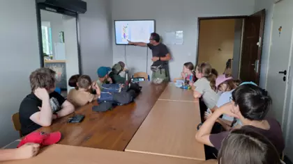 Profesor  pokazuje prezentację ubiegłorocznej wyprawie na Grenlandię.