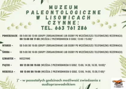 Plakat z godzinami otwarcia muzeum w 2024 roku.