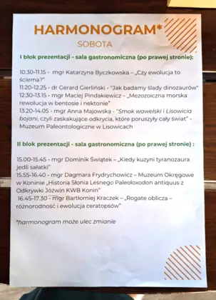 Na zdjęciu jest widoczny harmonogram dwudniowego trzeciego Zlotu Dinofanów w Krasiejowie.